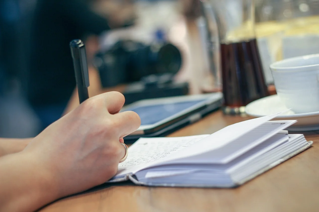 Porady dla psychologów: jak pisać opinię psychologiczną zrozumiałą dla rodzica i szkoły