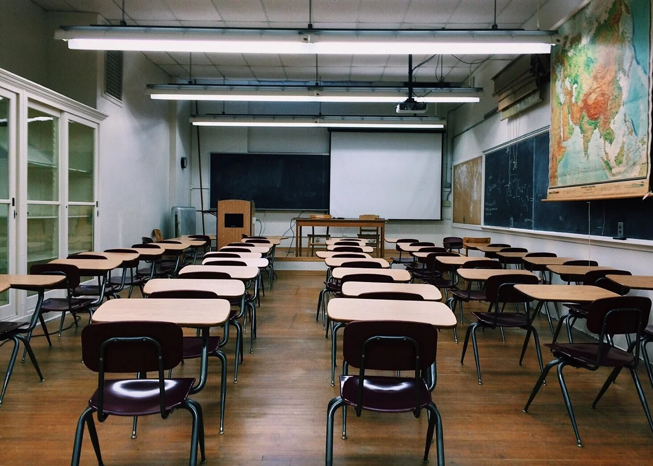 Praca z młodzieżą: jak rozpoznawać i wspierać nastolatka z ADHD w środowisku szkolnym